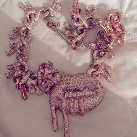 COPY - Kylie Jenner's Lipkit necklace rose 🌹 gold tone. - Picture 1 of 1